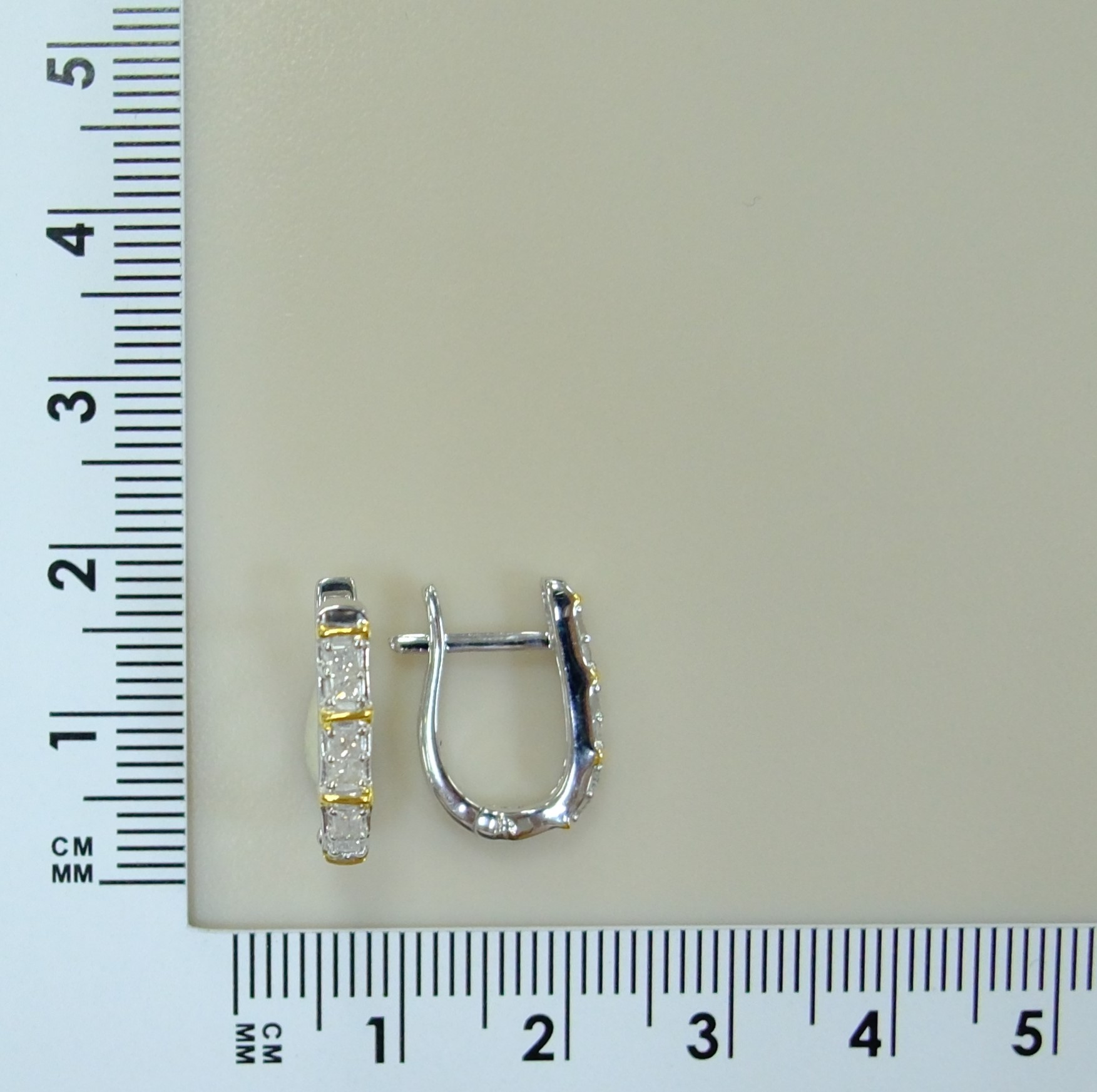 Серебряные серьги с бриллиантами